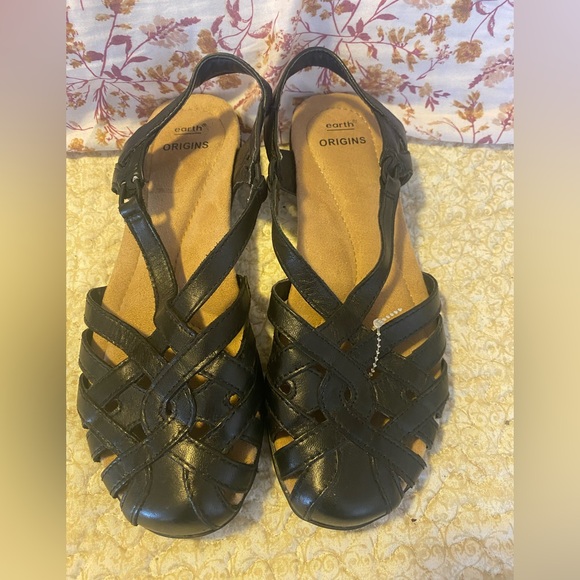 Earth Black Strappy Women's Sandals. Size 6 - Picture 1 of 4